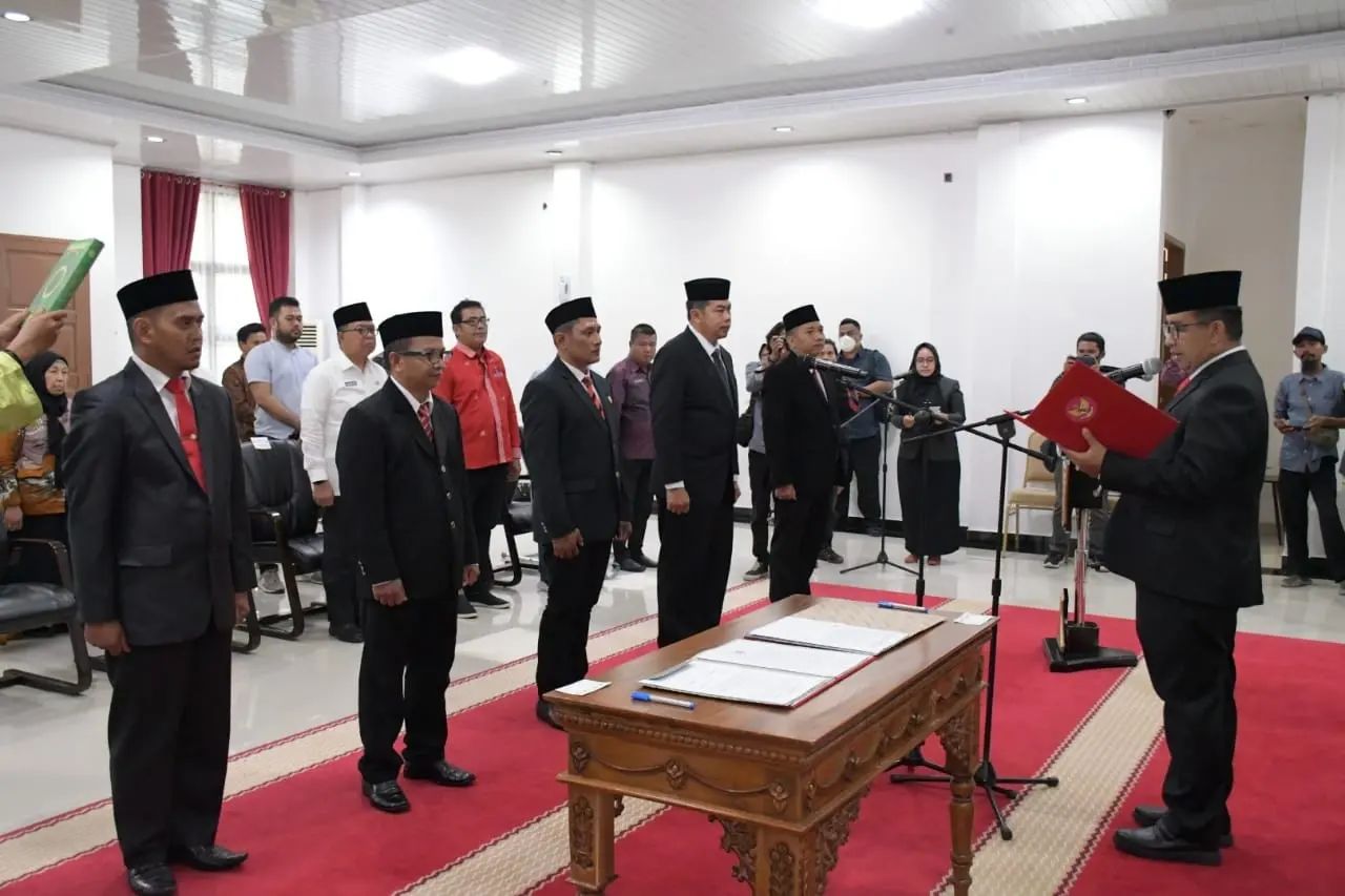 Lantik Komisaris dan Direksi Perusda Sulbar, Akmal Berharap dapat Bangkitkan Kepercayaan Masyarakat